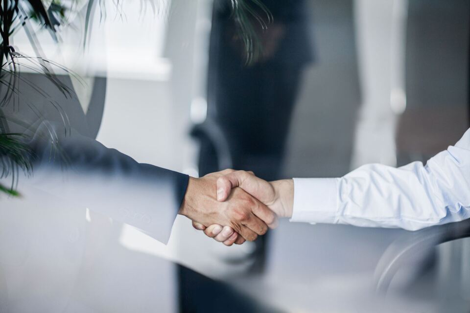 two people handshaking